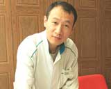 Специалист по традиционной китайской медицине доктор Чжао Пэйюнь за работой